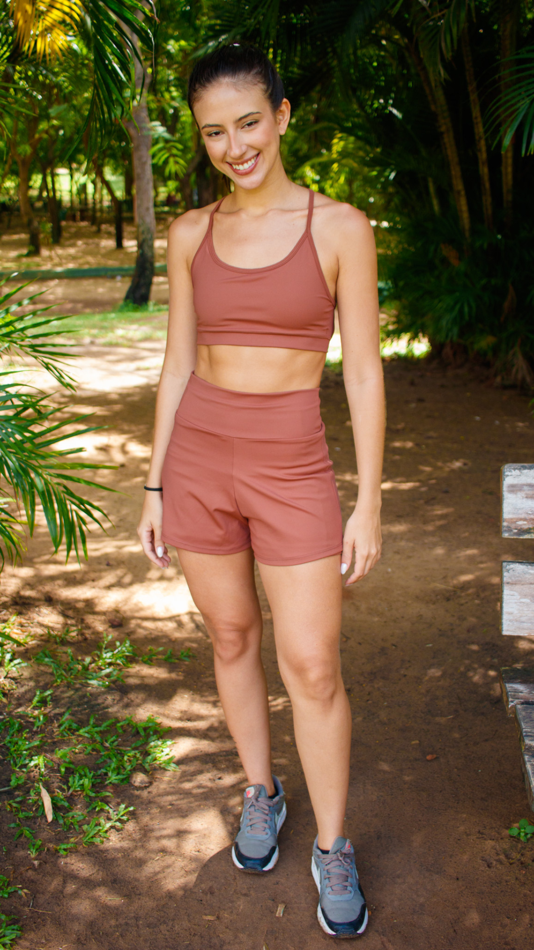 Top Fitness Comfort Marrom – Top Feminino alças cruzadas para academia com Bojo Removível