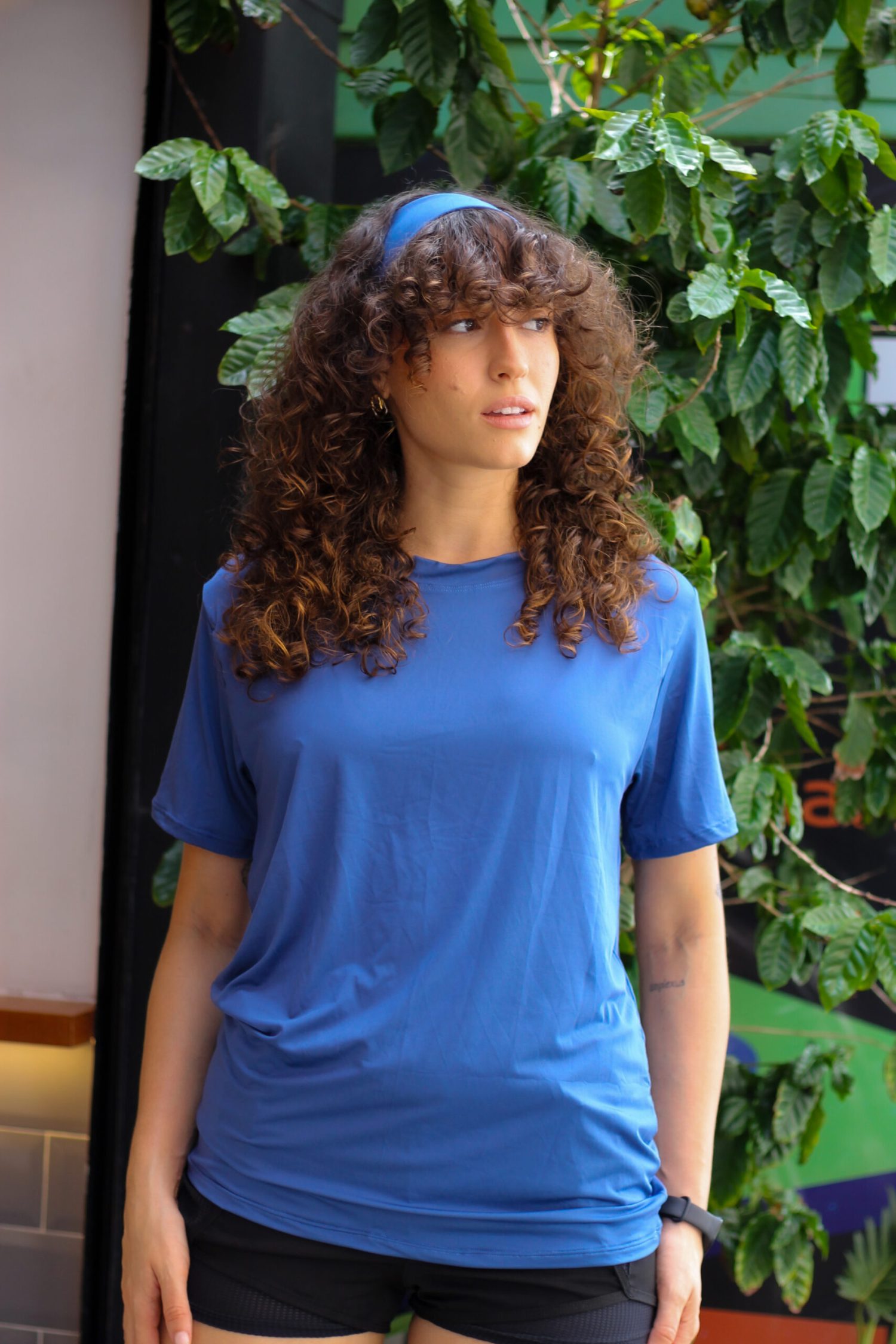 Camiseta UV Básica Azul Índico – Blusa UV Feminia Manga Curta