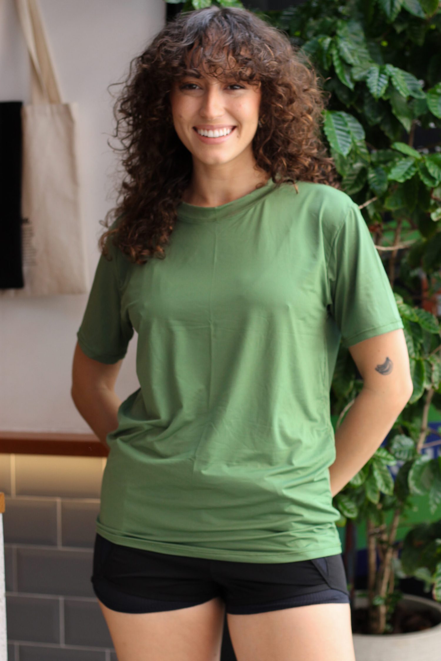 Camiseta UV Básica Verde Oliva – Blusa UV Feminia Manga Curta