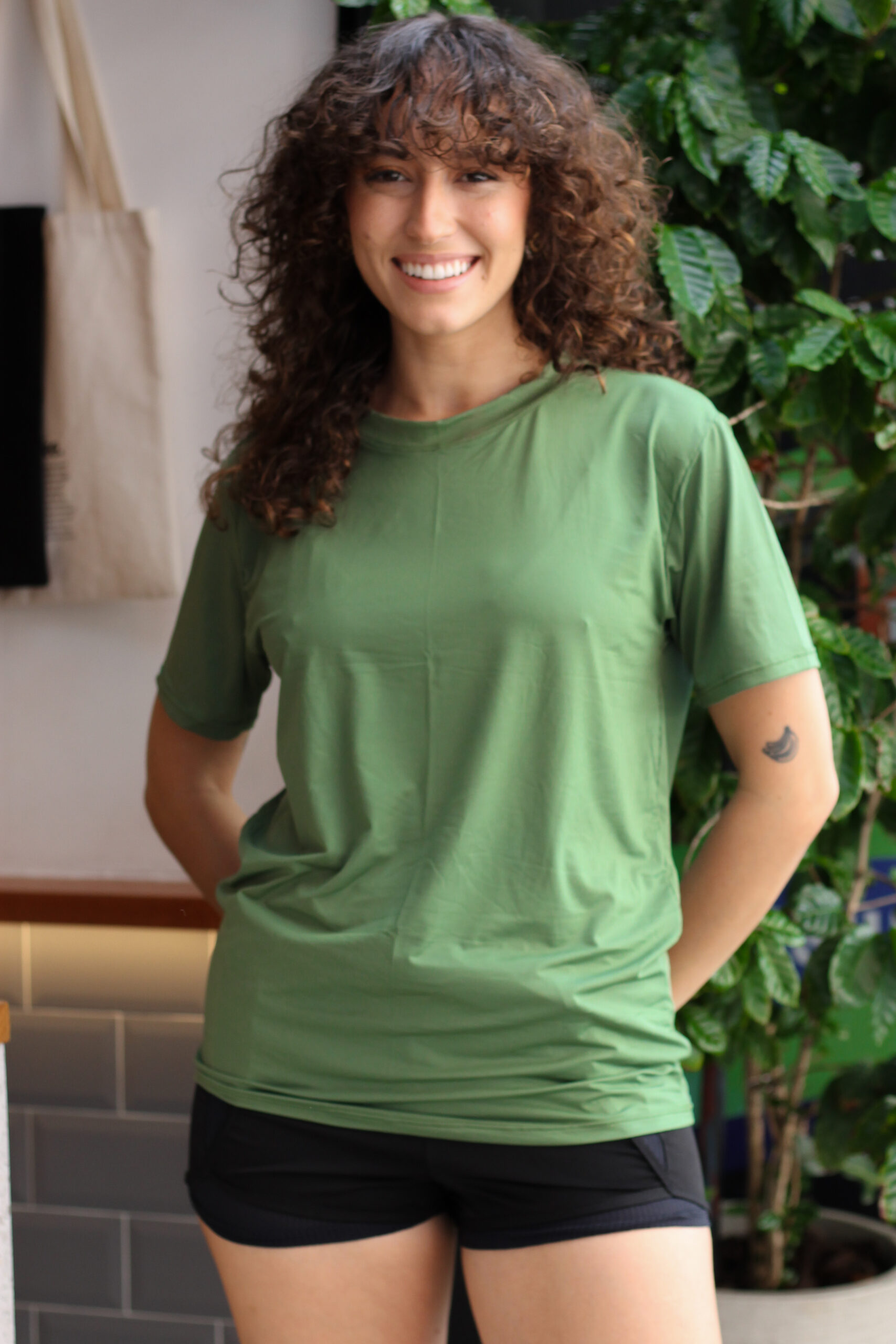 Camiseta UV Básica Verde Oliva – Blusa UV Feminia Manga Curta