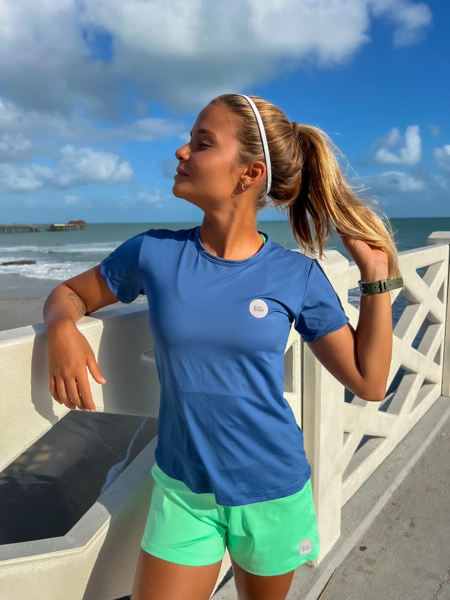 Camiseta Fitness Baby Look UV50+ Azul Índico – Blusa Feminia Manga Curta