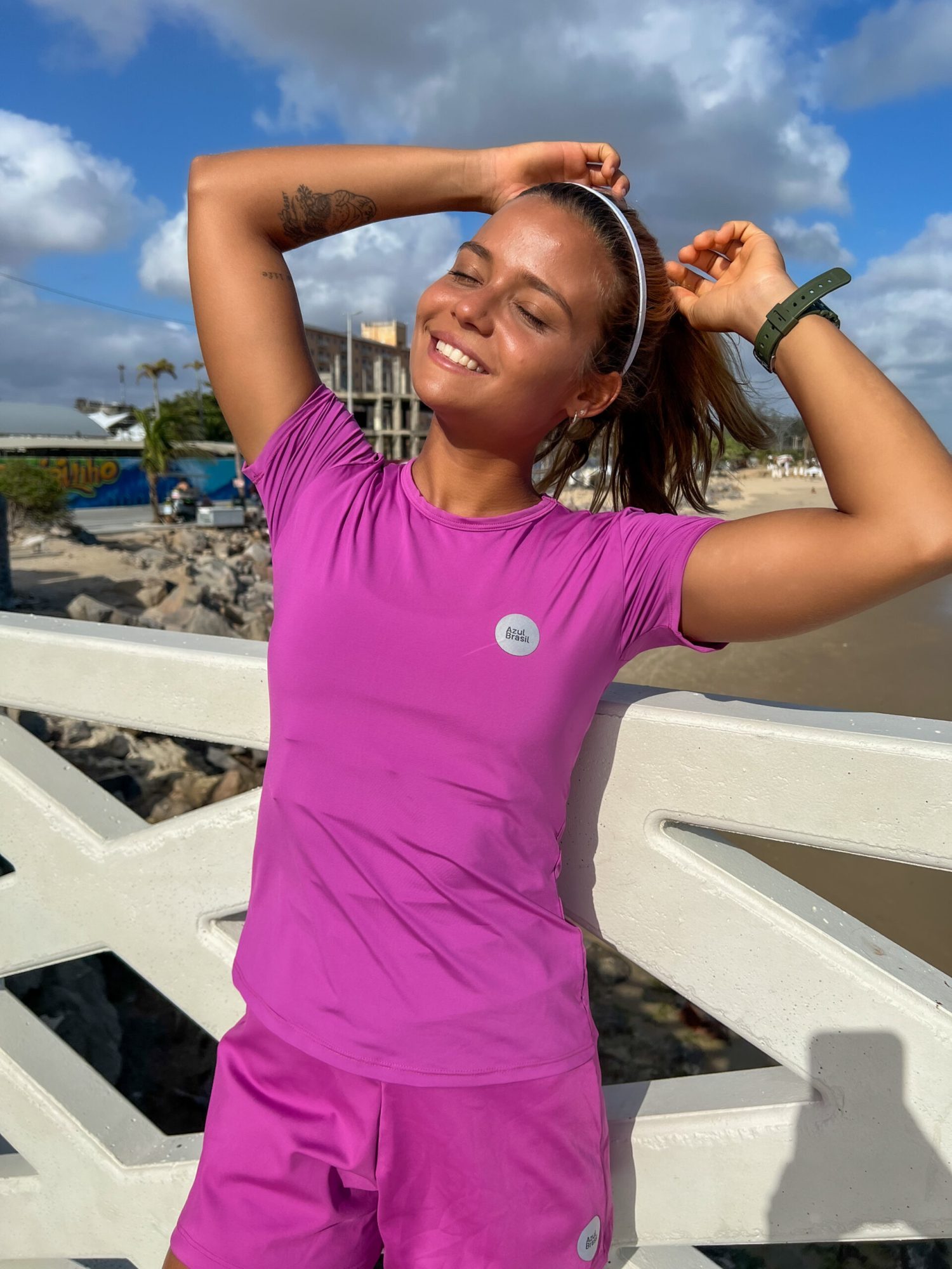 Camiseta Fitness Baby Look UV50+ Açaí – Blusa Feminia Manga Curta